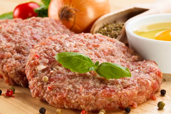 Свіже сире м'ясо — стокове фото