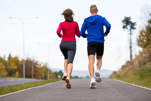 Žena a muž běží — Stock fotografie