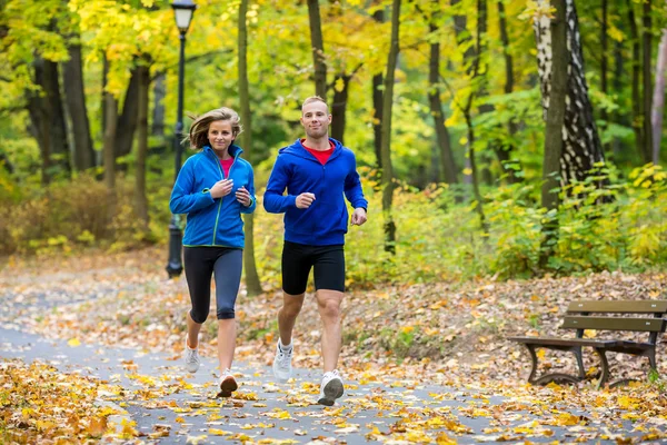 Mujer y hombre corriendo — Foto de Stock