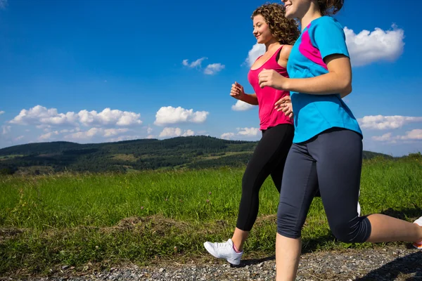 Две бегущие женщины — стоковое фото