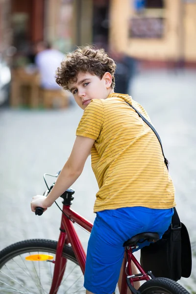 Teenage boy and bike in city — Stock Photo, Image