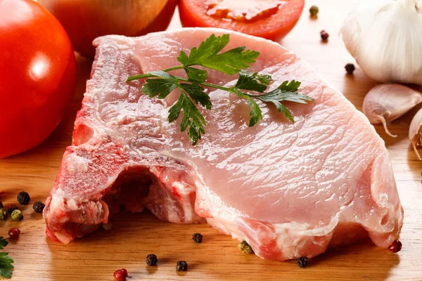 Chuletas frescas de cerdo crudo — Foto de Stock