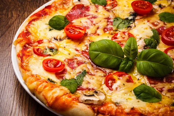 Pizza met tomaten — Stockfoto
