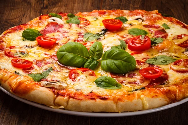Піца з помідорами — стокове фото