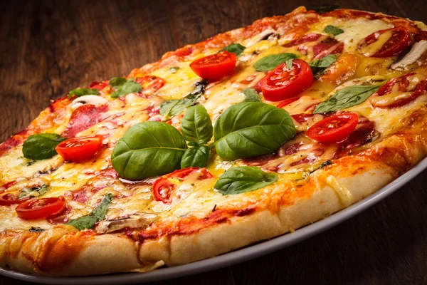 Pizza met tomaten — Stockfoto