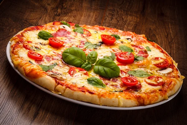 Pizza mit Tomaten — Stockfoto