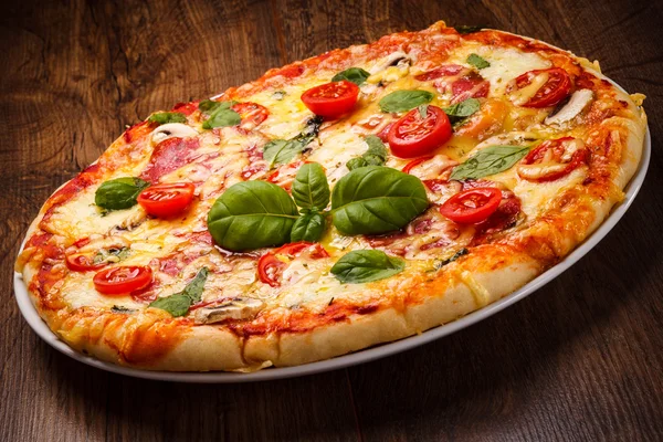 Pizza con tomates — Foto de Stock
