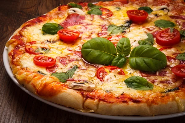 Pizza mit Tomaten — Stockfoto