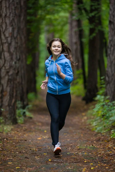 Mädchen läuft — Stockfoto