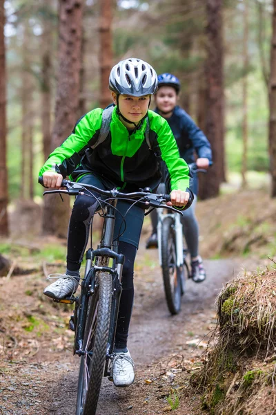 Cykling på skogsstigar — Stockfoto