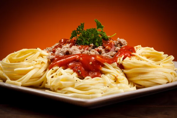 Pasta con carne, salsa de tomate — Foto de Stock