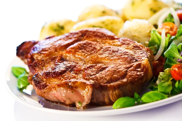Grilovaný steak, vařené brambory — Stock fotografie