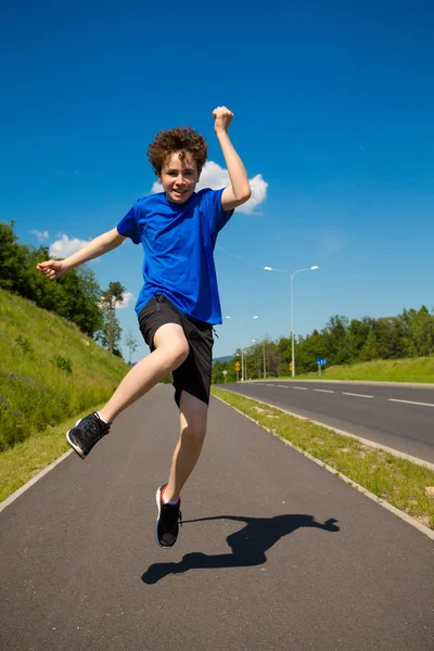 Jongen springen — Stockfoto