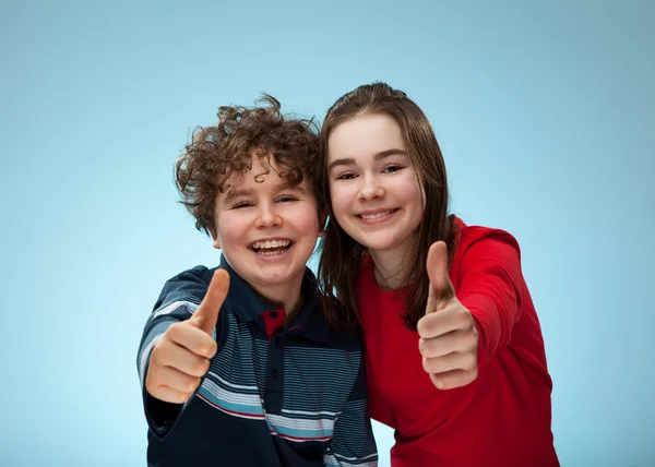 Menina e menino mostrando sinal OK — Fotografia de Stock