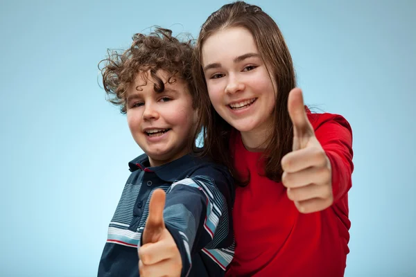 Meisje en jongen weergegeven: ok teken — Stockfoto