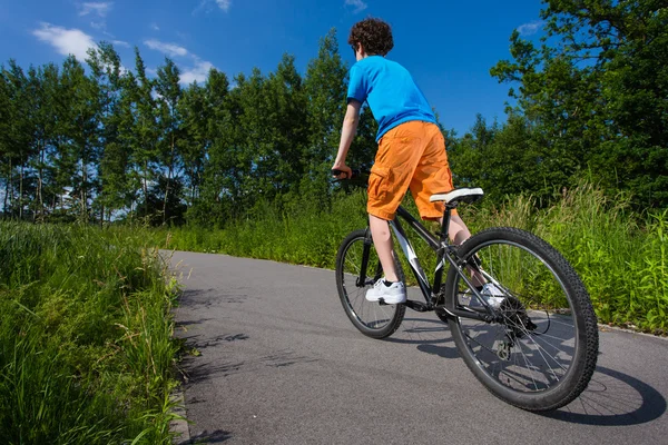 Teenager fahren Fahrrad — Stockfoto