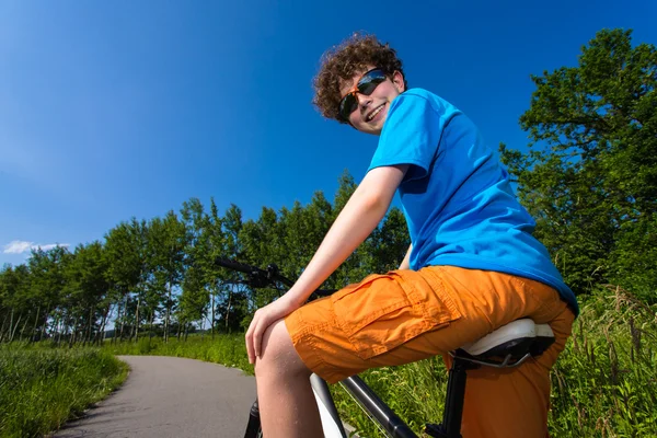 Adolescent équitation vélo — Photo