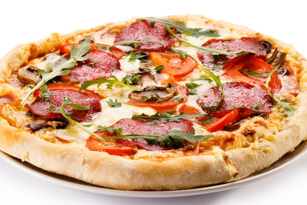 Pizza mit Salami — Stockfoto