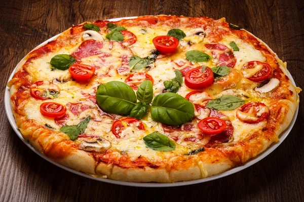 Pizza mit Tomaten lizenzfreie Stockbilder