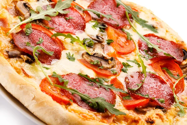 Pizza mit Salami — Stockfoto