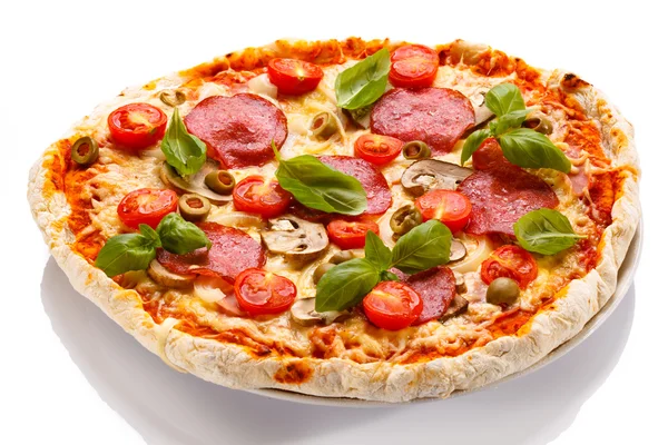 Pizza com pepperoni e tomate — Fotografia de Stock