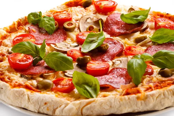 Пицца с пепперони и помидорами — стоковое фото