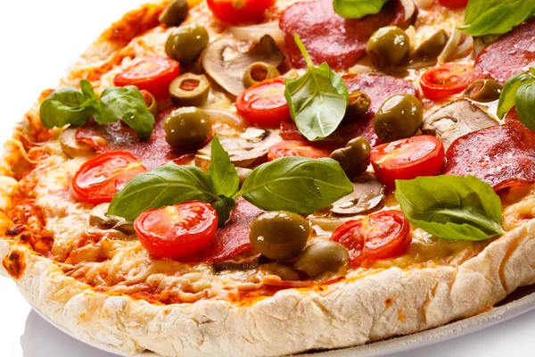 Pizza mit Paprika und Tomaten — Stockfoto