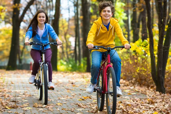 Les adolescents et les vélos dans le parc municipal — Photo