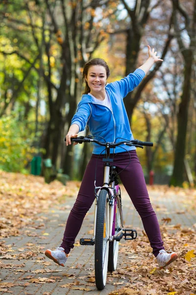 Nastoletnie dziewczyny i rower — Zdjęcie stockowe