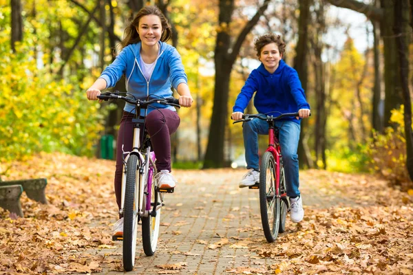 青少年和自行车在城市公园 — 图库照片