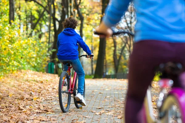 Tieners en fietsen in stadspark — Stockfoto