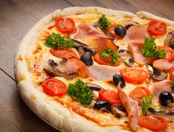 Pizza mit Schinken — Stockfoto