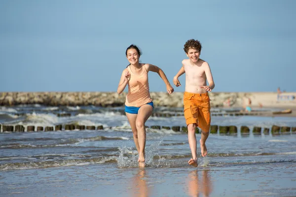 Adolescente chica y chico corriendo — Foto de Stock