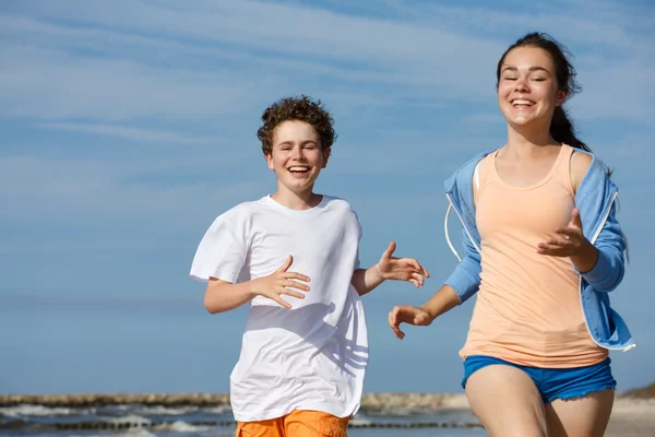 Adolescente chica y chico corriendo — Foto de Stock