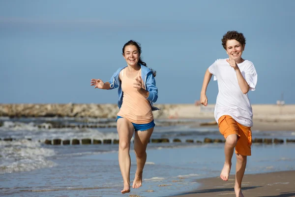 Adolescente chica y chico corriendo — Foto de Stock