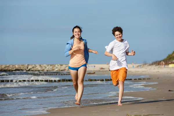 Adolescente chica y chico corriendo — Foto de Stock