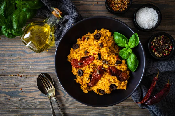 Kurutulmuş Domatesli Risotto Ahşap Masada Siyah Zeytin — Stok fotoğraf