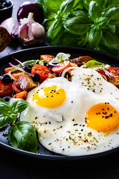 Huevos Soleados Con Ensalada Panzanella Sobre Mesa Madera — Foto de Stock