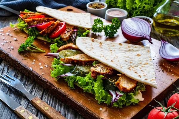 Italiano Piada Wraps Piadina Recheado Com Legumes Frescos Peito Frango — Fotografia de Stock