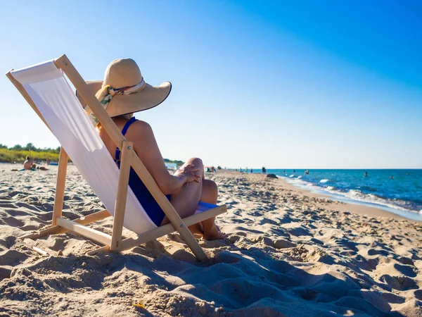 Donna Che Rilassa Sulla Spiaggia Seduta Sul Lettino — Foto Stock