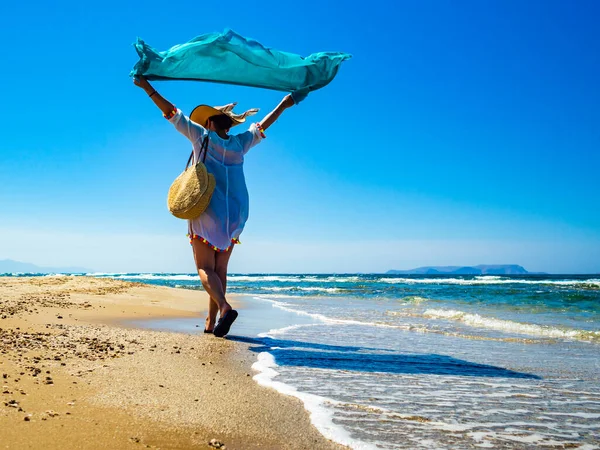 Medelålders Kvinna Går Stranden — Stockfoto