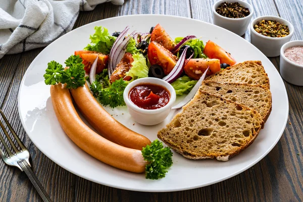 Desayuno Salchichas Hervidas Pan Verduras Frescas Servidas Sobre Una Mesa — Foto de Stock