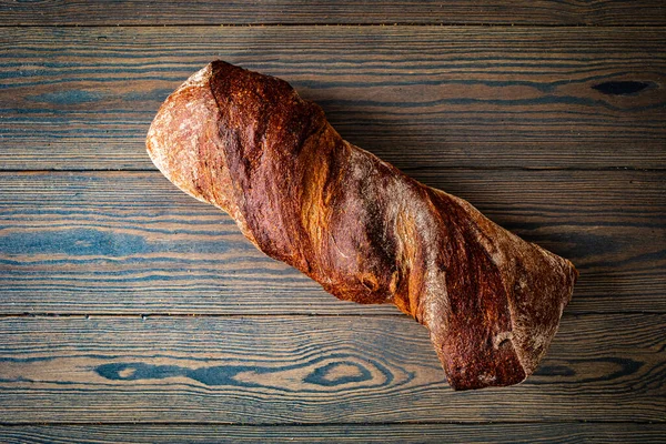 Bochník Vesnice Čerstvý Chléb Dřevěném Stole — Stock fotografie