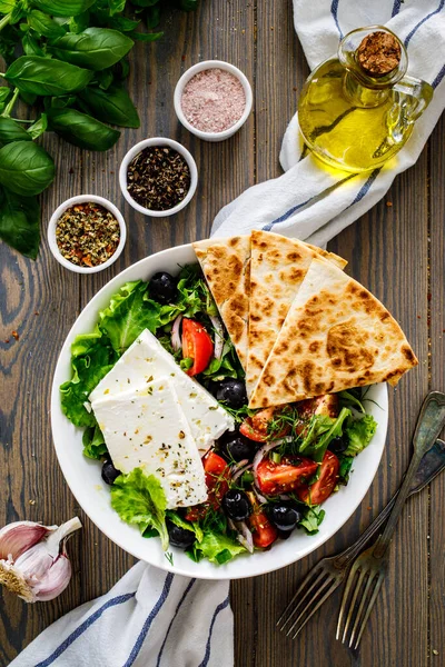 Frischer Griechischer Salat Feta Käse Kirschtomaten Gurken Schwarze Oliven Und — Stockfoto