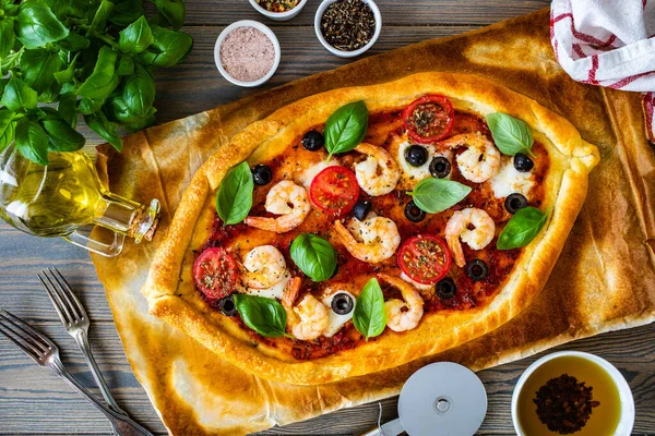 Pizza Garnélával Mozzarellával Cseresznye Paradicsommal Fekete Olajbogyóval Asztalon — Stock Fotó