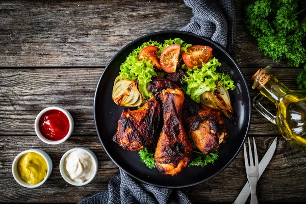 Tambores Frango Churrasco Com Legumes Frescos Mesa Madeira — Fotografia de Stock