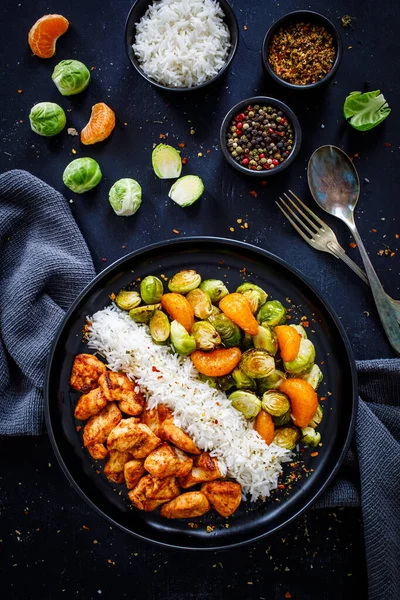 Gebratene Chicken Nuggets Mit Weißem Reis Rosenkohl Karotten Und Mandarinen — Stockfoto
