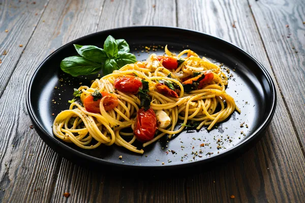 Spaghetti Aglio Olio Met Parmezaanse Kaas Kerstomaten Basilicum Houten Tafel — Stockfoto