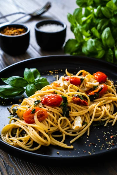 Spaghetti Aglio Olio Met Parmezaanse Kaas Kerstomaten Basilicum Houten Tafel — Stockfoto