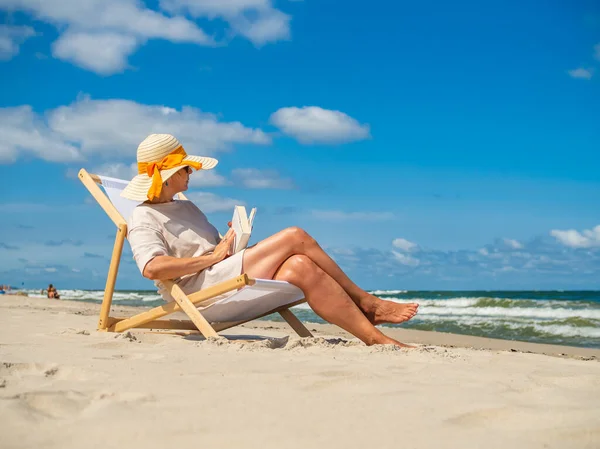 Donna Che Rilassa Sulla Spiaggia Seduta Sul Lettino — Foto Stock